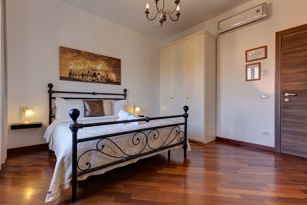 Фото Little Rhome Suites