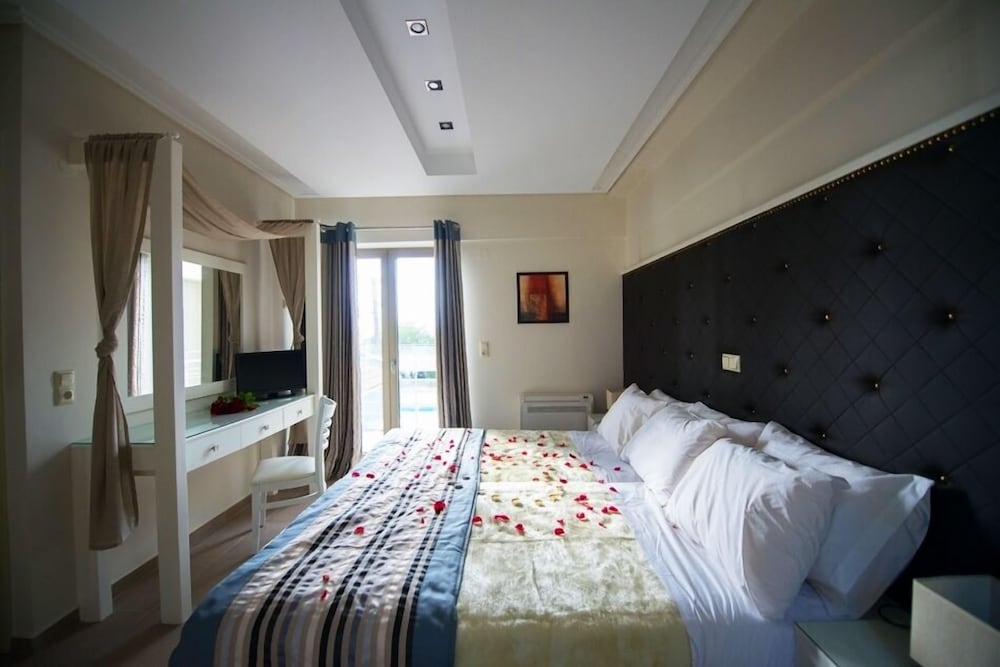 Фото Mantinia Bay Hotel