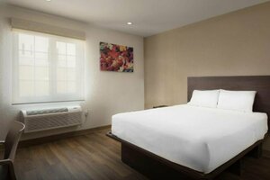 Гостиница Extended Suites Tijuana Macroplaza Hotel