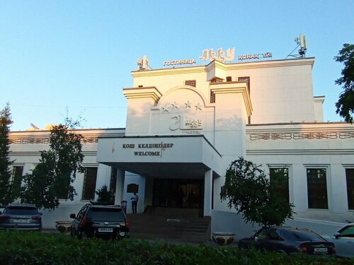 Мүше тамағына қысылды