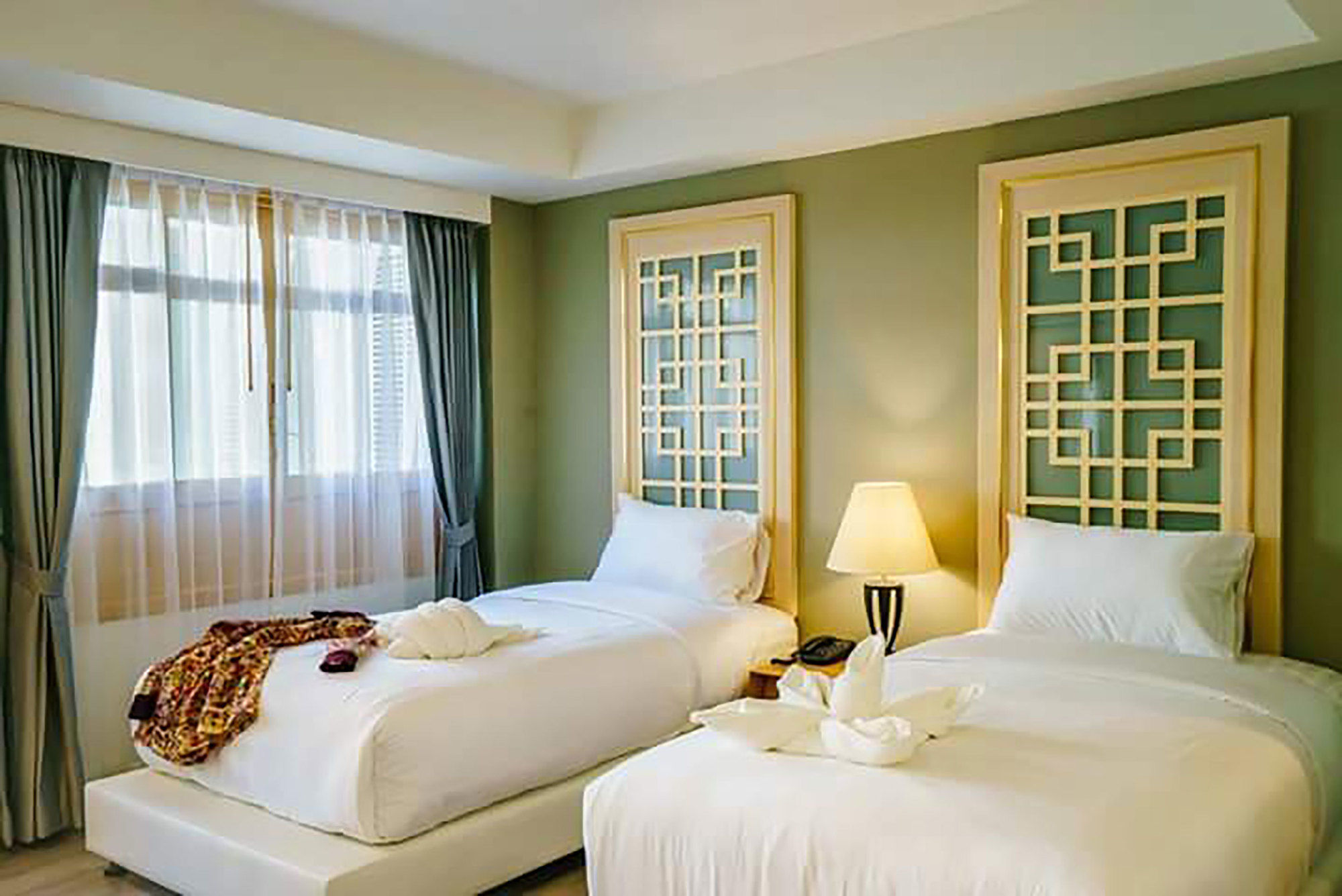 Фото Moon Dragon Hotel