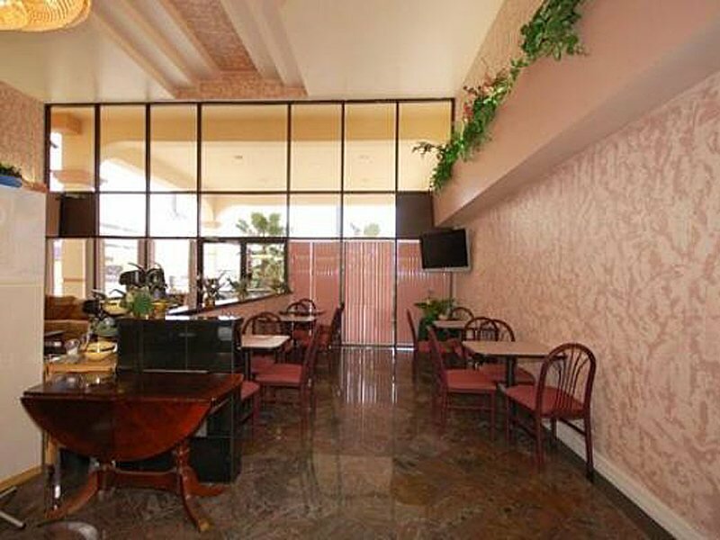 Фото Econo Lodge Inn & Suites West - Energy Corridor