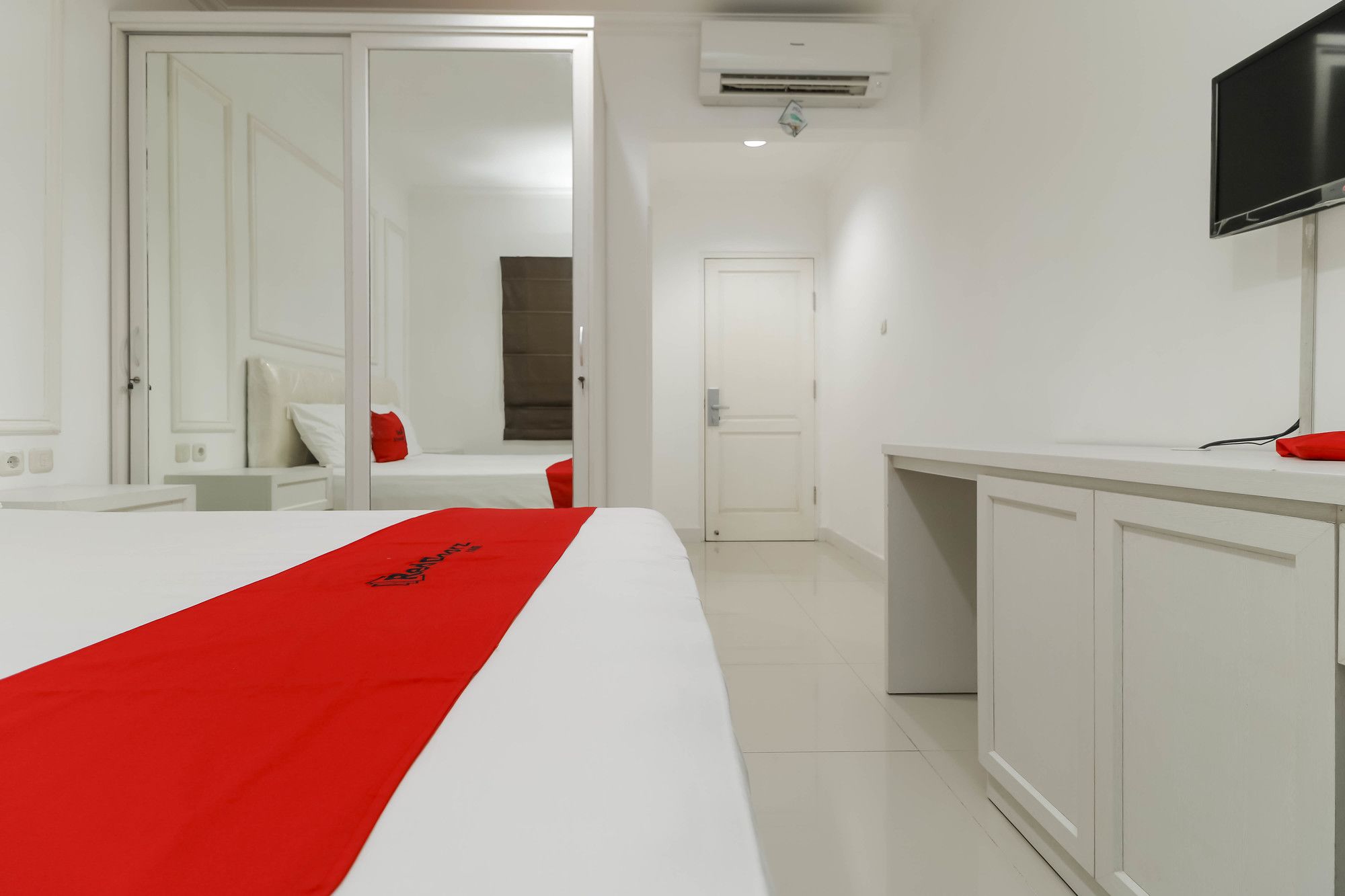 Фото RedDoorz Plus @ Setiabudi Barat