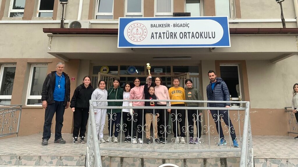 School Ataturk Middle School, Bigadic, photo