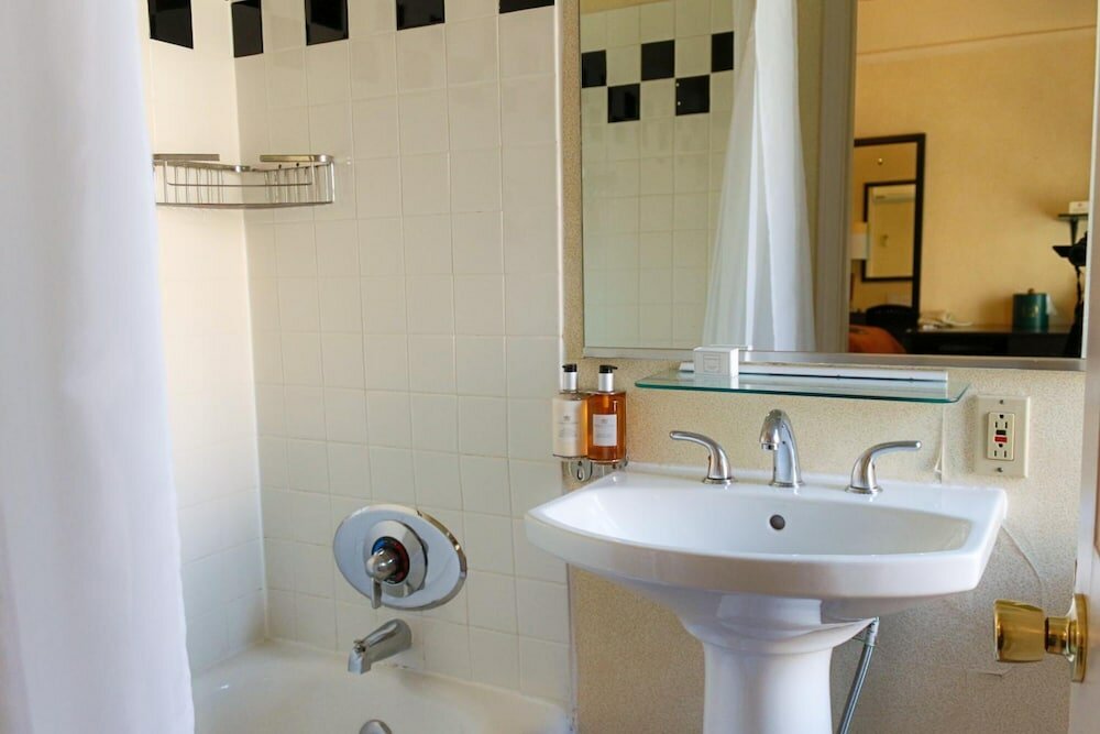 Фото The Willows Hotel