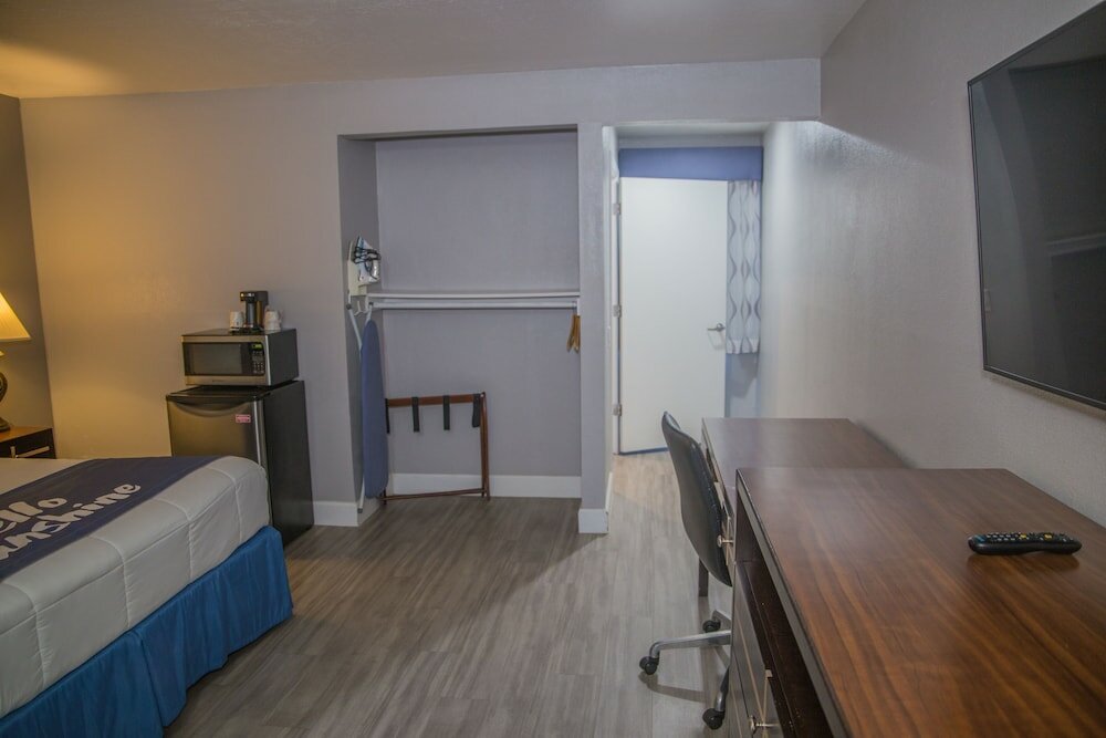 Фото Days Inn by Wyndham Redwood City