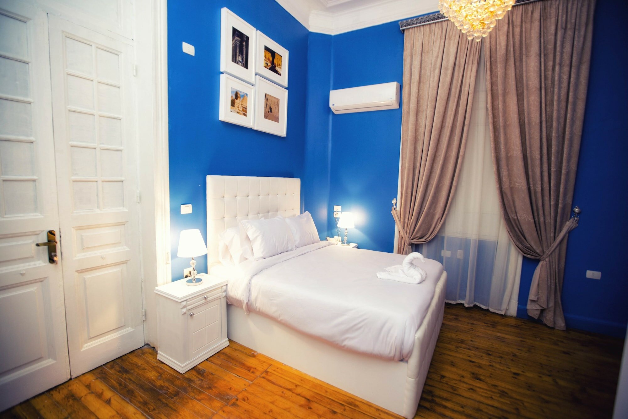 Фото The Square Boutique Hotel