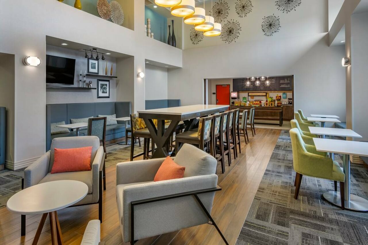 Фото Hampton Inn & Suites Edmonton West