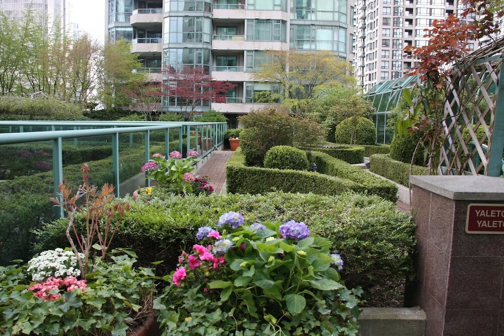 Фото Rosedale on Robson Suite Hotel