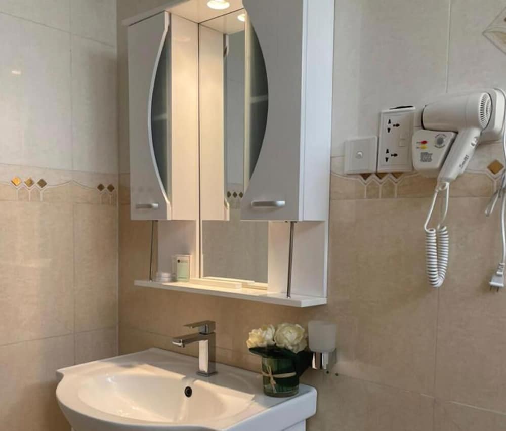 Фото Airport West Hotel