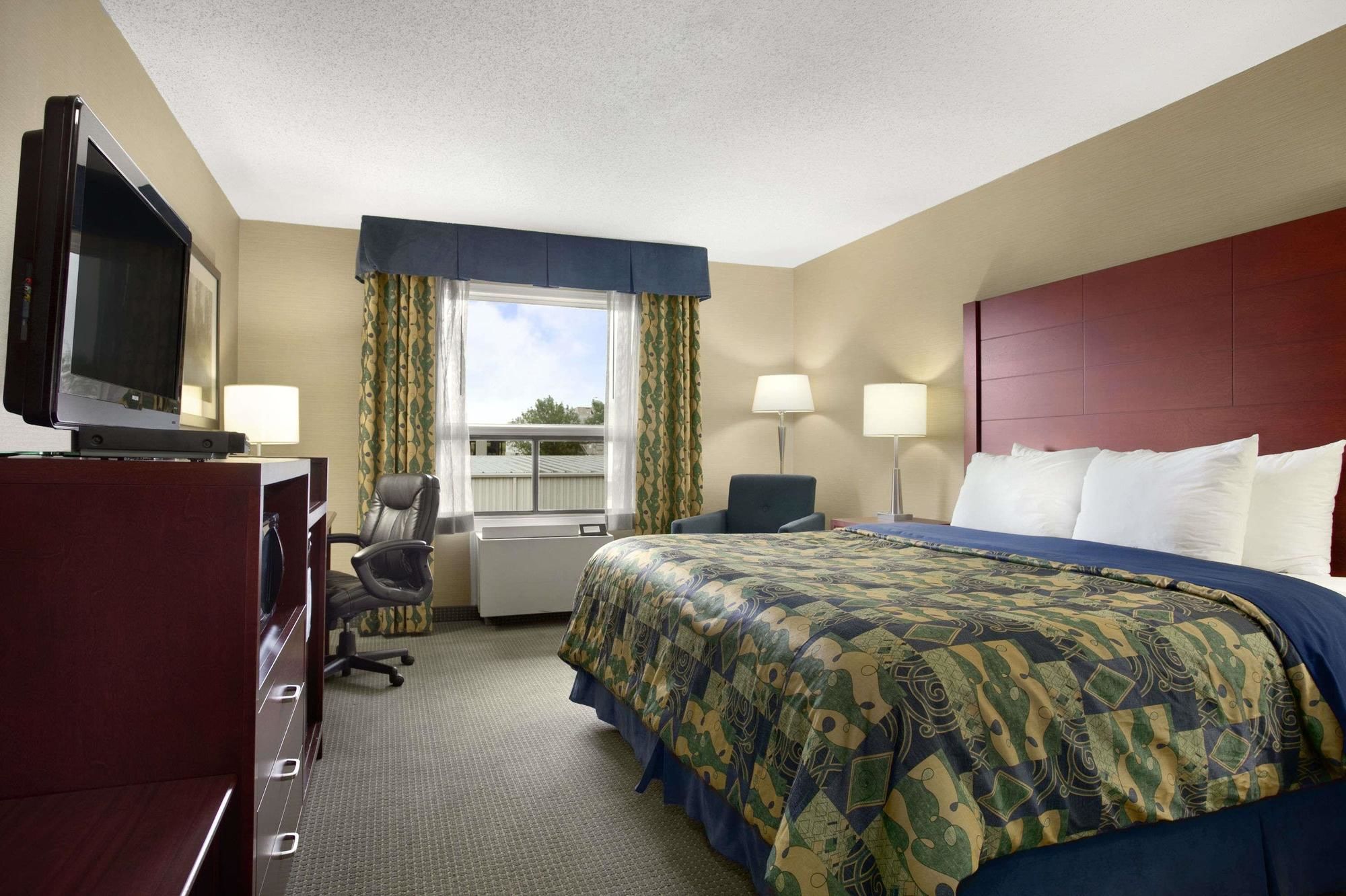 Фото Travelodge by Wyndham Oshawa Whitby