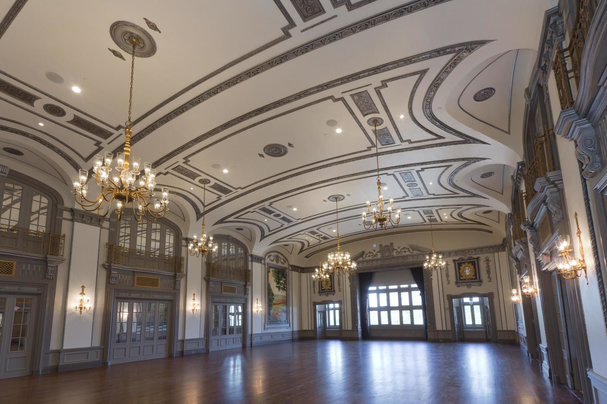 Фото The Tudor Arms Hotel Cleveland - a DoubleTree by Hilton