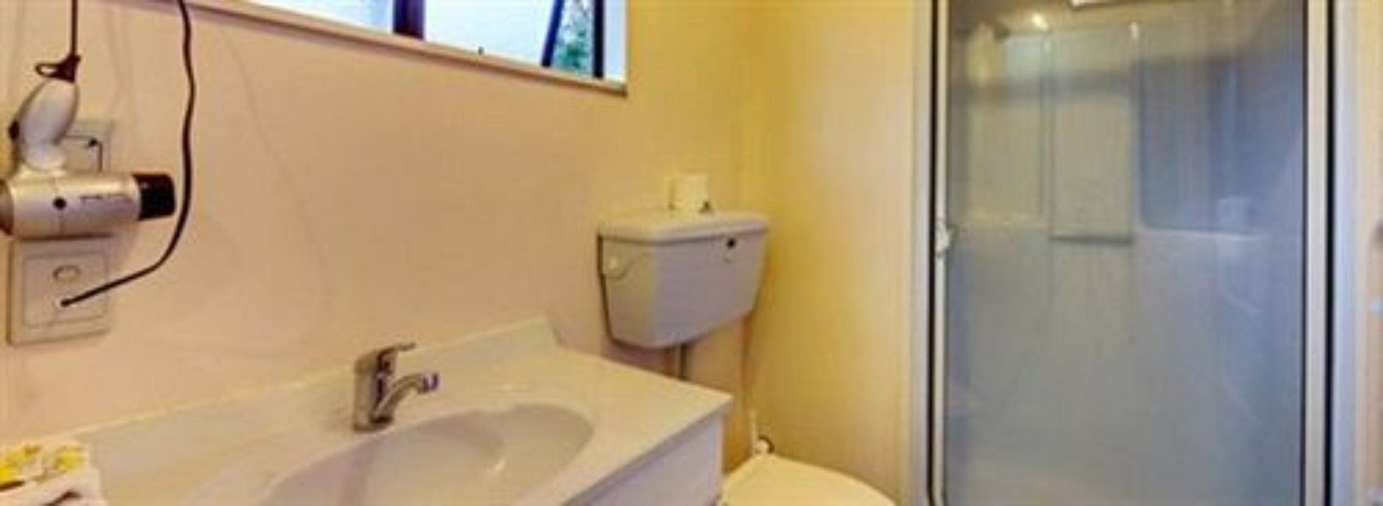 Фото Rayland Epsom Motel