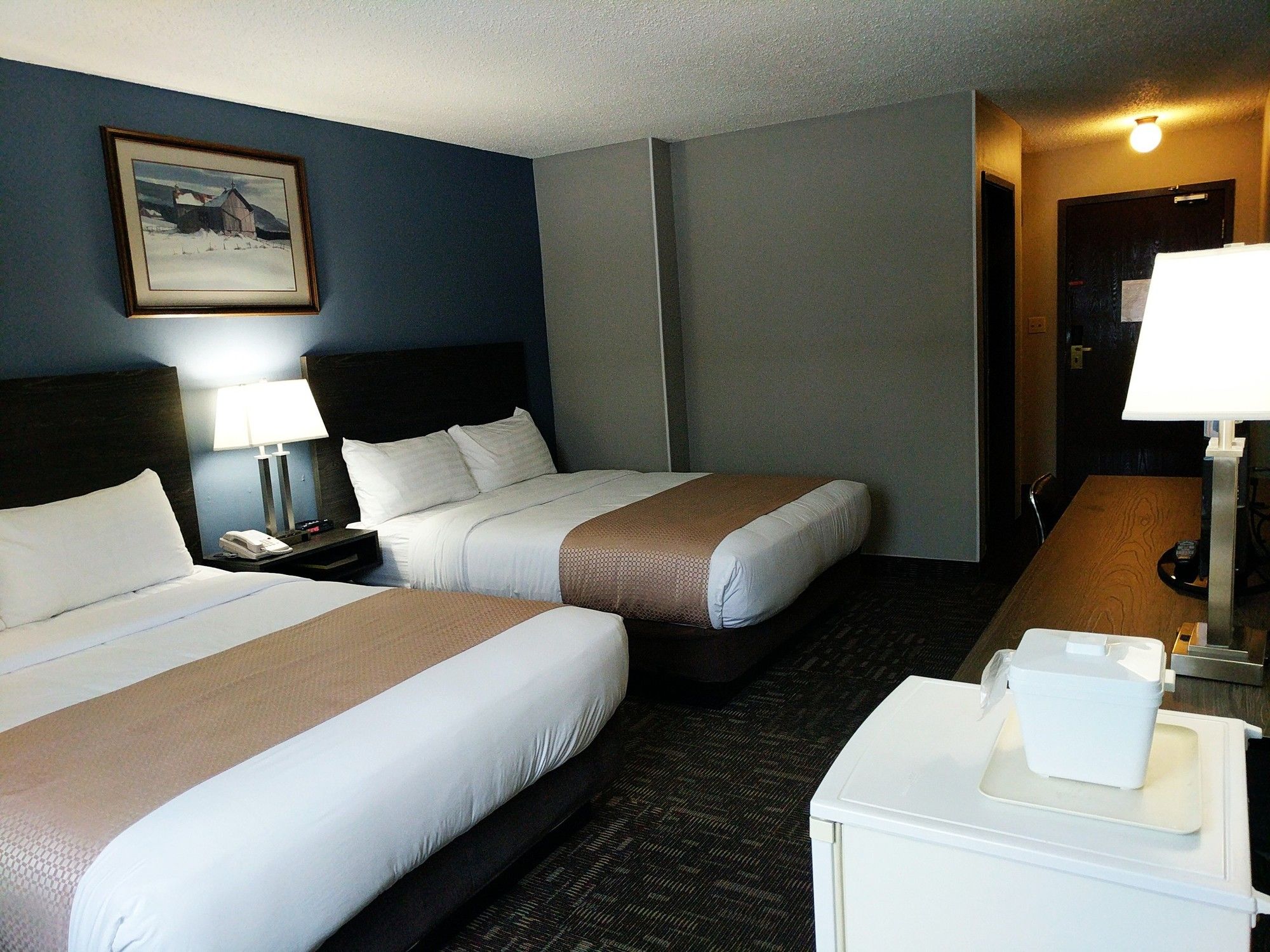 Фото The Crestwood Hotel