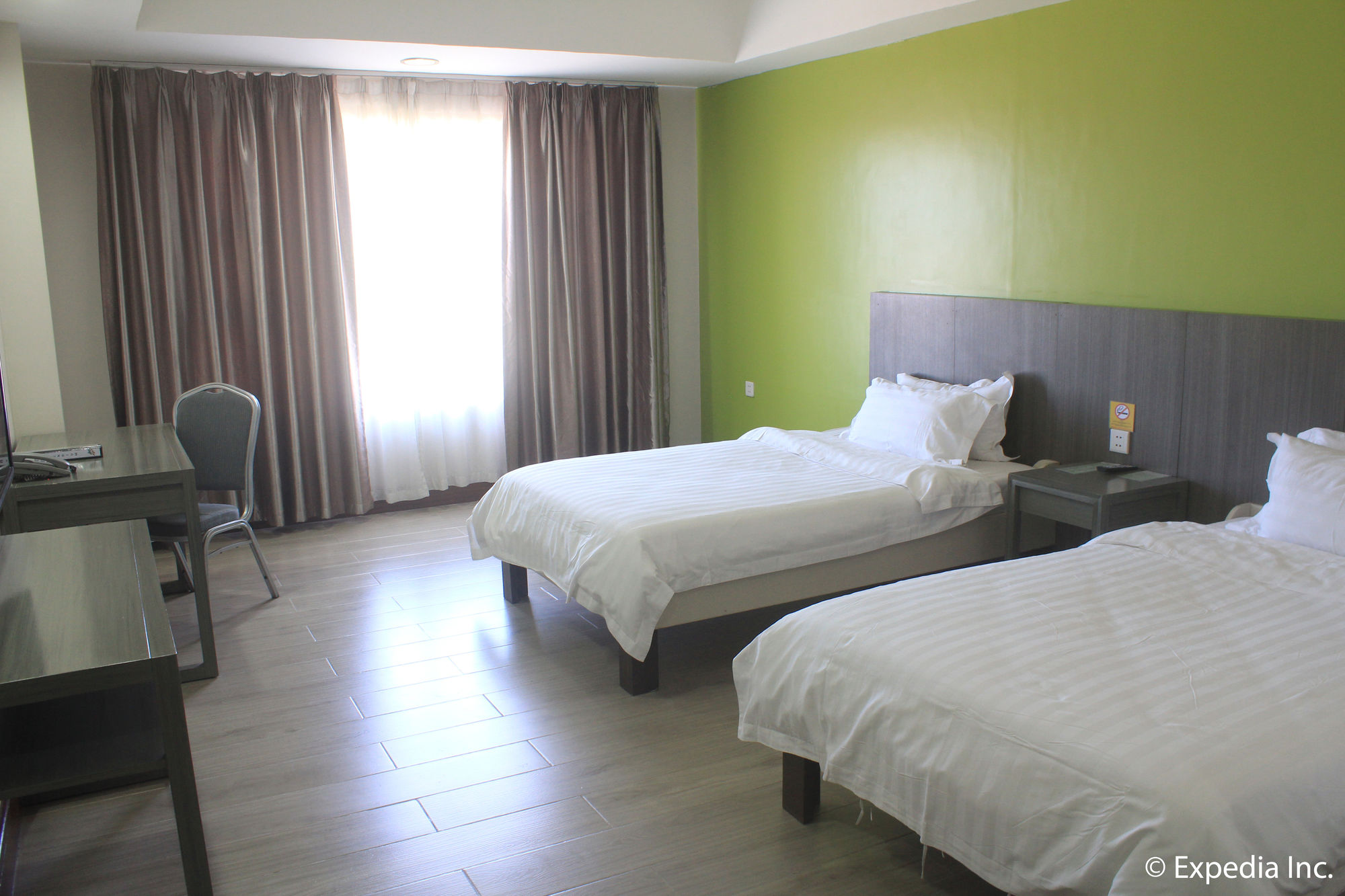 Фото Newtown Plaza Hotel