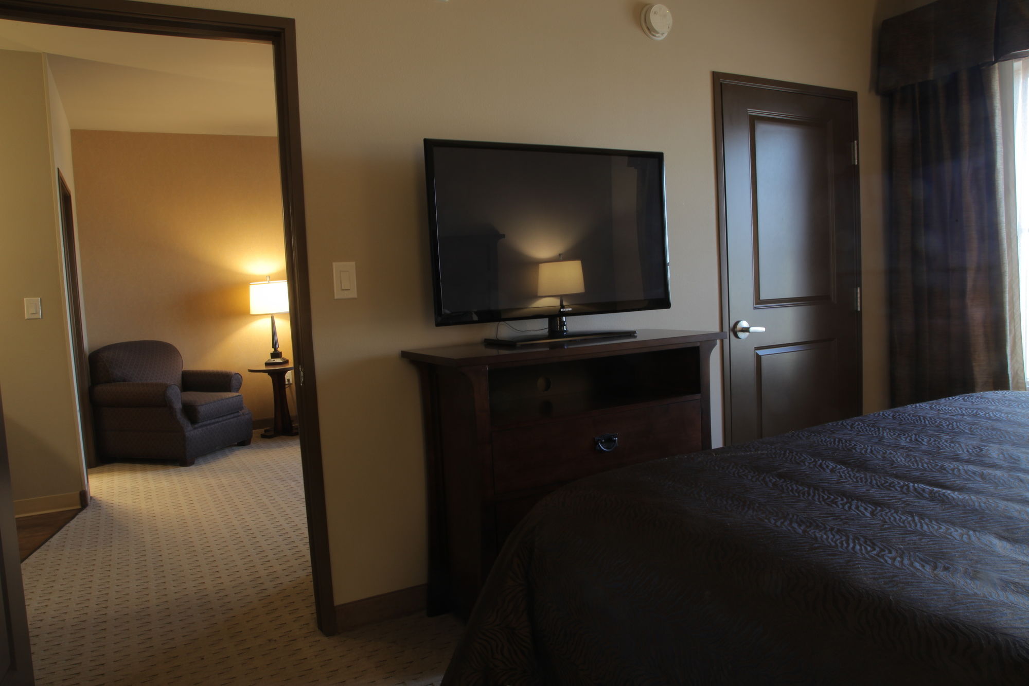 Фото Teddy's Residential Suites Watford City