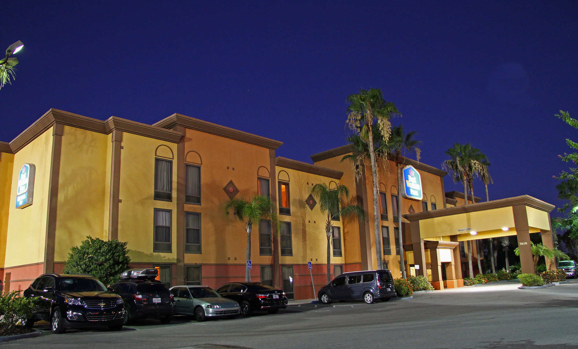 Фото Best Western Plus Universal Inn