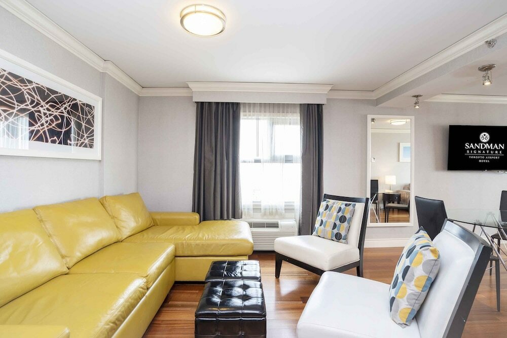 Фото Sandman Signature Toronto Airport Hotel