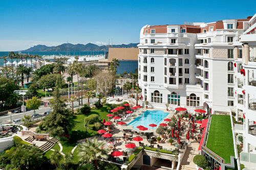 Гостиница Hotel Barriere Le Majestic в Каннах