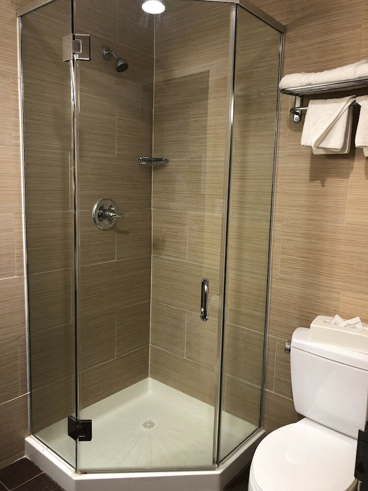 Фото Days Inn by Wyndham Brooklyn Borough Park