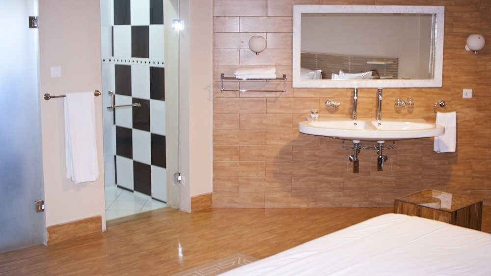 Фото Tropical Enclave Hotel