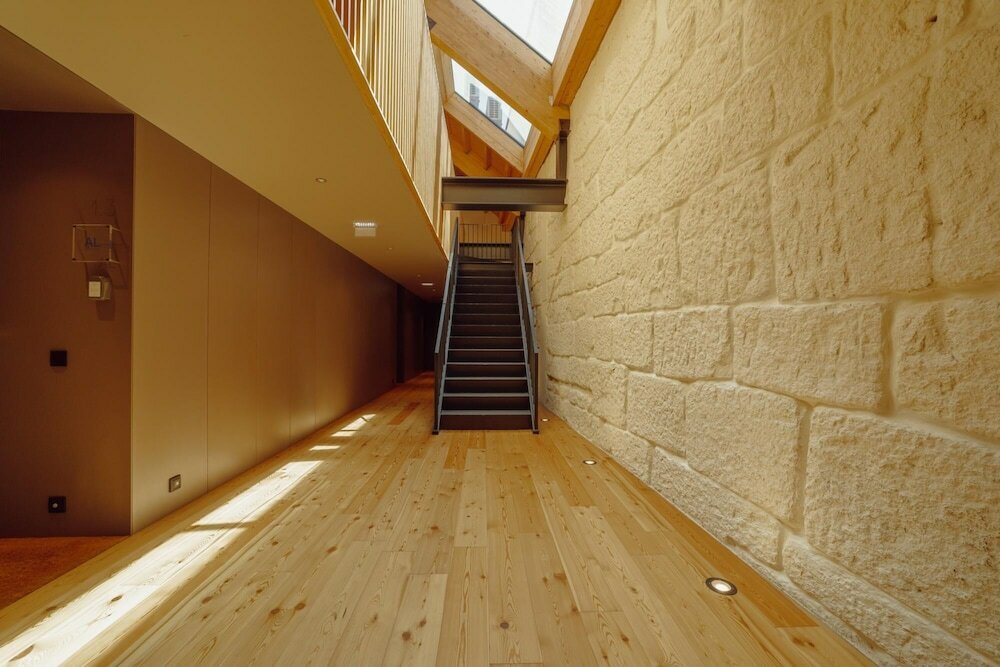 Фото Elegant Downtown Apartment