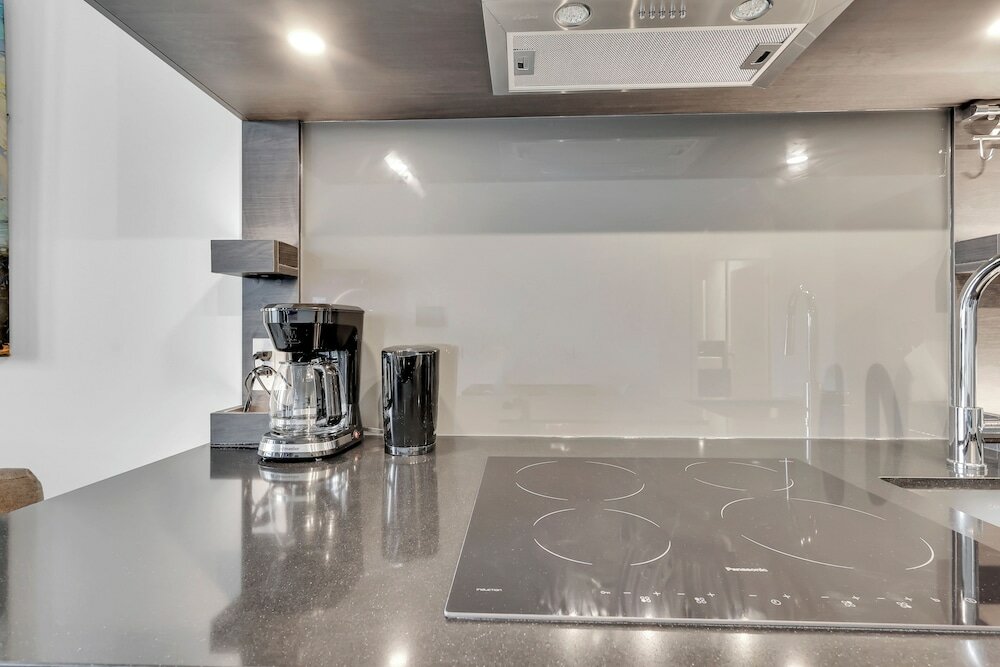 Фото Modern suite steps to port credit Go