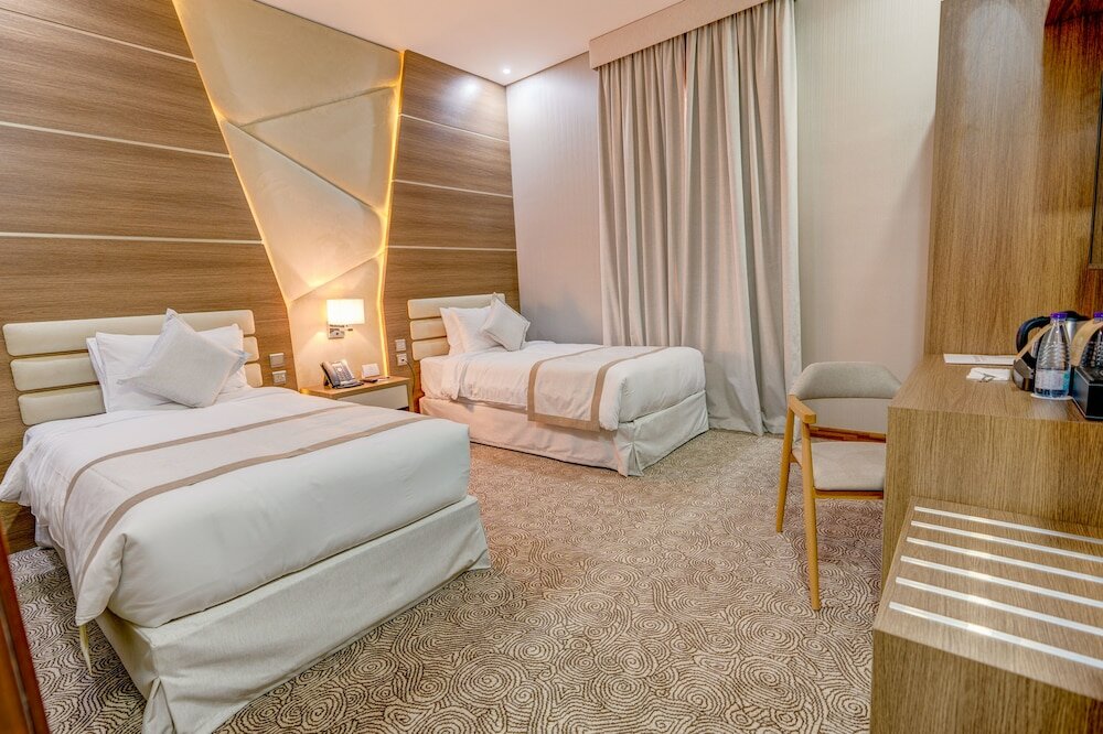 Фото Crown Rose Hotel