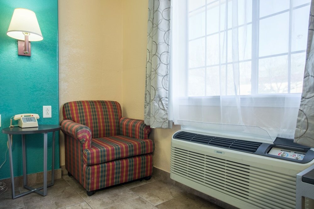 Фото Pinn Road Inn and Suites