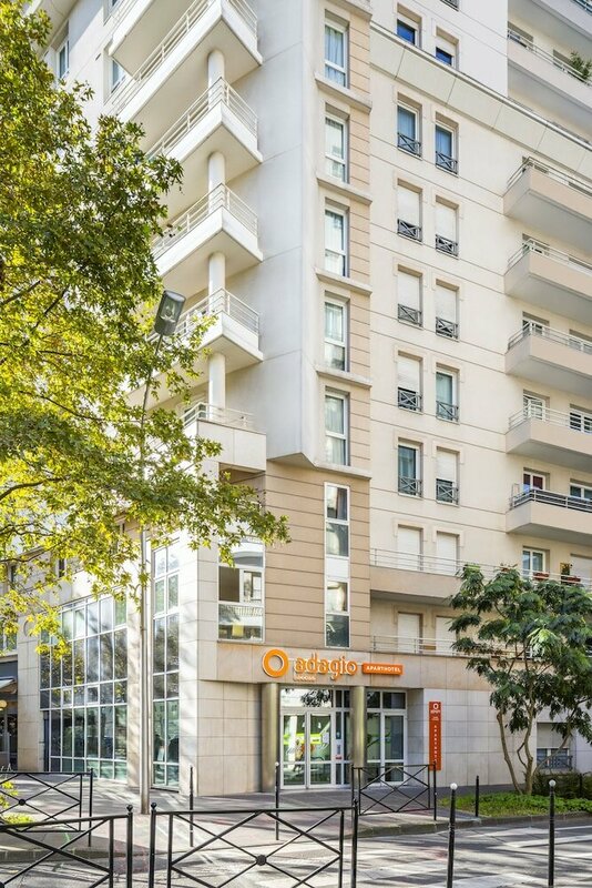 Гостиница Aparthotel Adagio Access La Defense Place Charras в Курбевуа