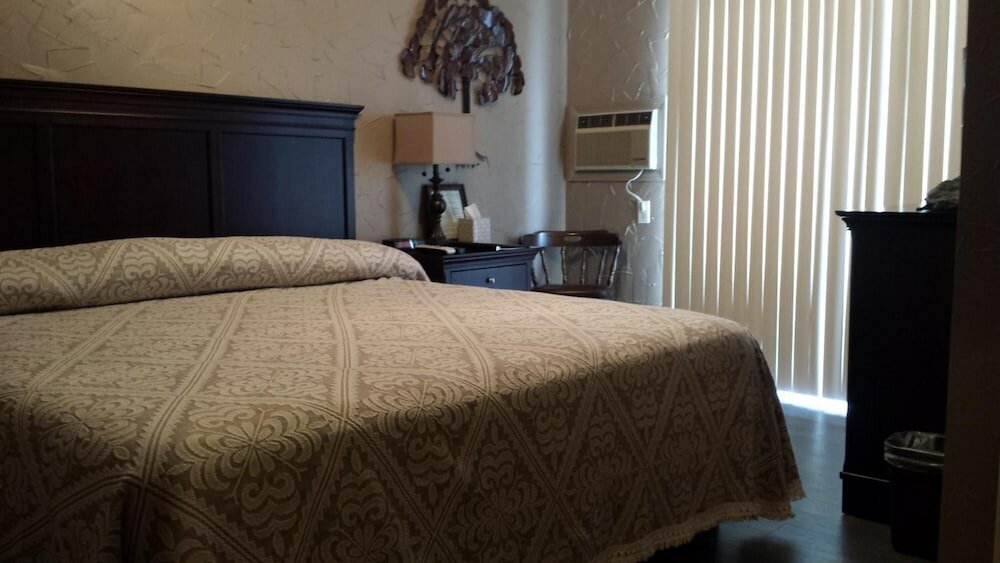 Фото Three Forks Lewis & Clark Motel