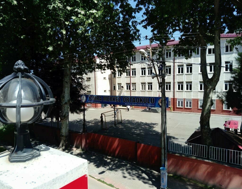 School Central Middle School, Yomra, photo