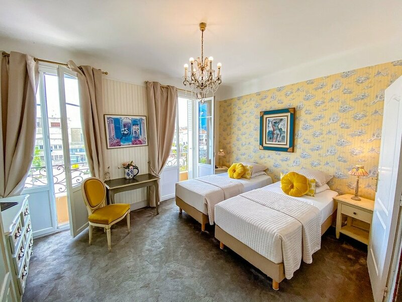 Гостиница Hotel Le Relais Du Postillon в Жюане-ле-Пен