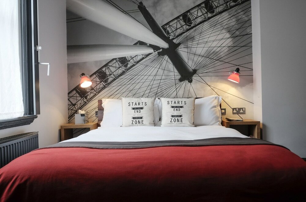 Фото The Wellington Hotel