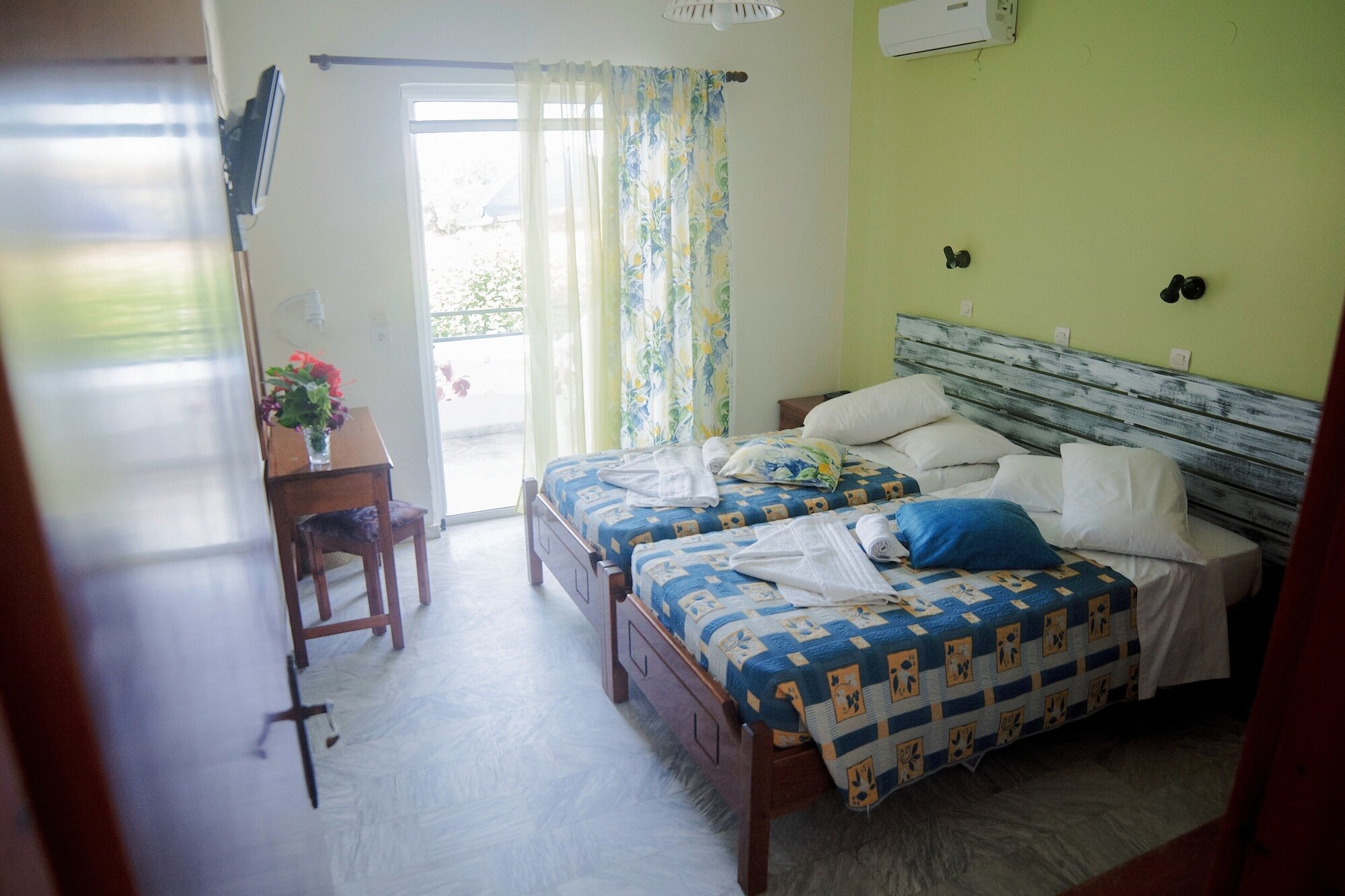 Фото Yiannis Apartments