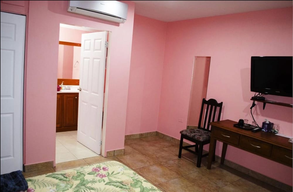 Фото Piarco Village Suites