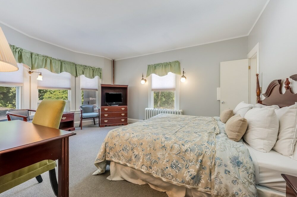 Фото Castle Manor Inn