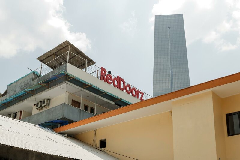 Гостиница RedDoorz Plus near Ciputra World Kuningan 2 в Джакарте