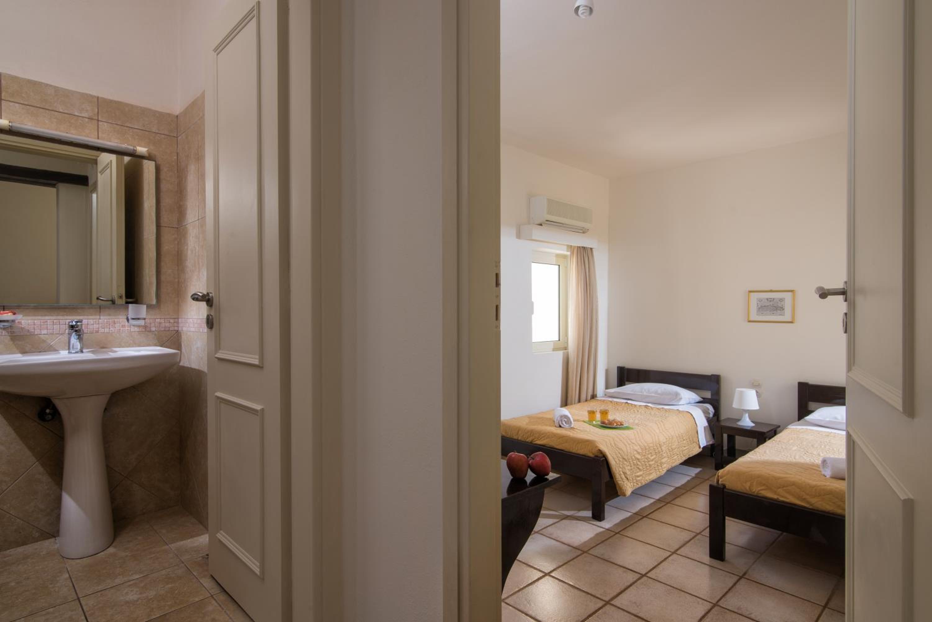 Фото Ourania Apartments