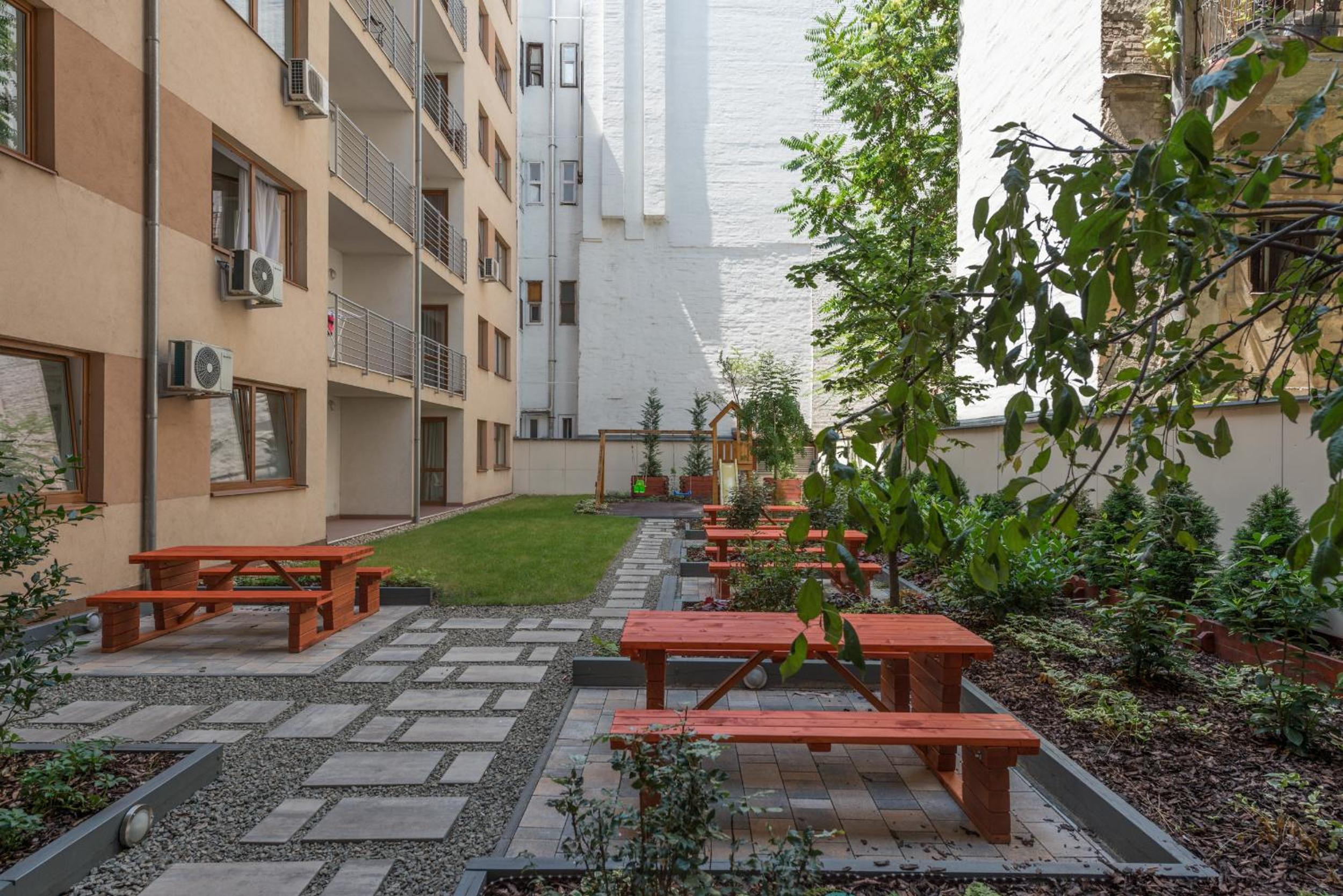Фото Corvin Plaza Apartments and Suites