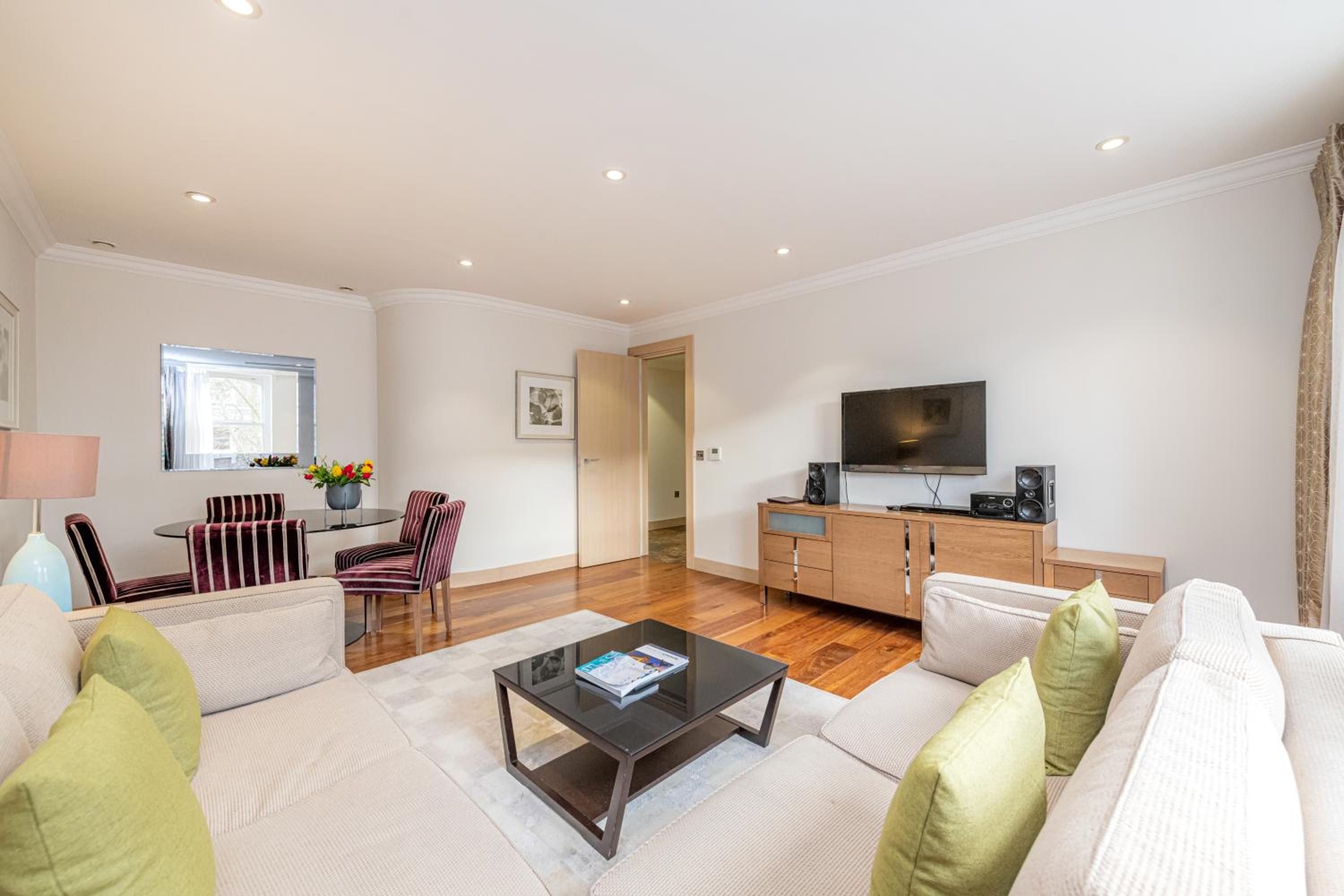 Фото Claverley Court
