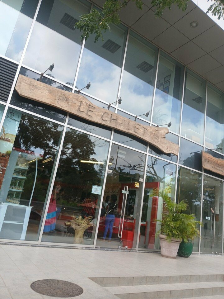 Confectionary Le Chalet, Loanda, photo