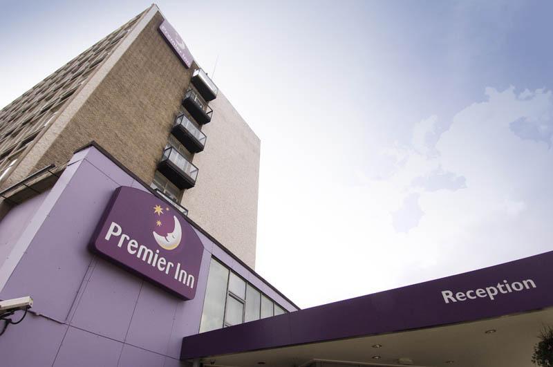 Фото Premier Inn London Putney Bridge