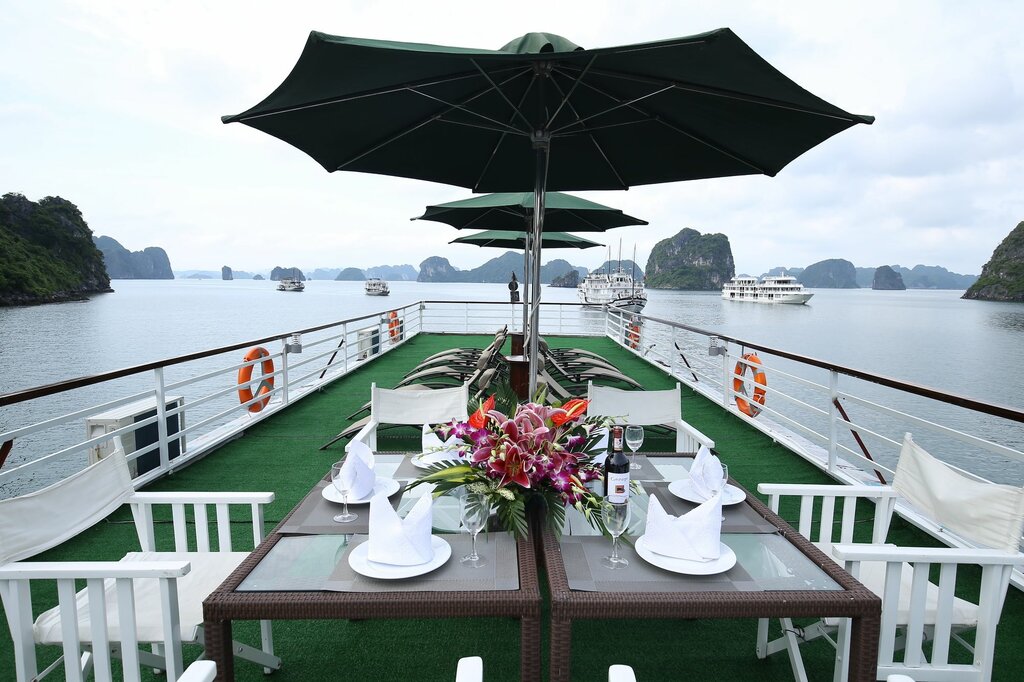 Hotel White Dolphin Cruise, Ha Long, photo