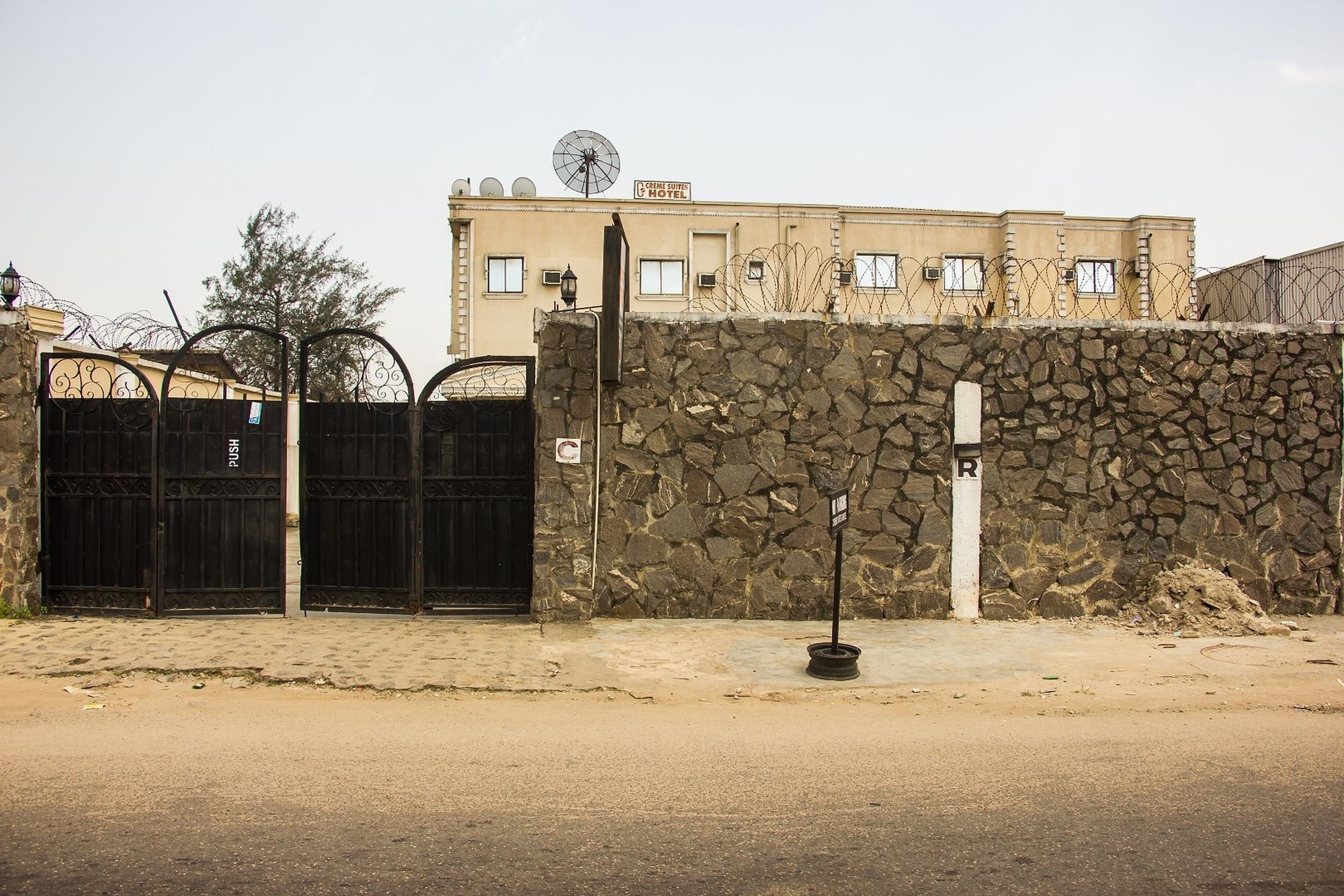 Фото Creme Suites & Hotel