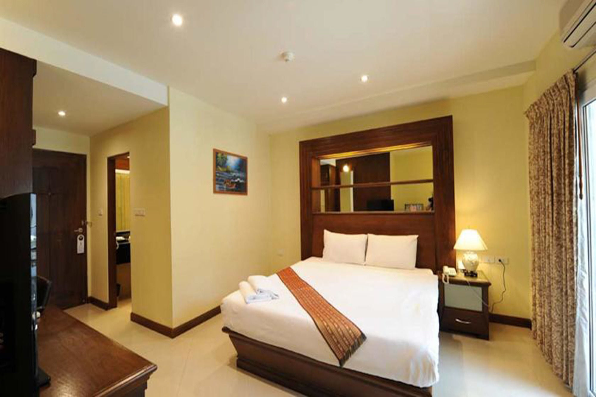 Фото The Whitehouse Condotel