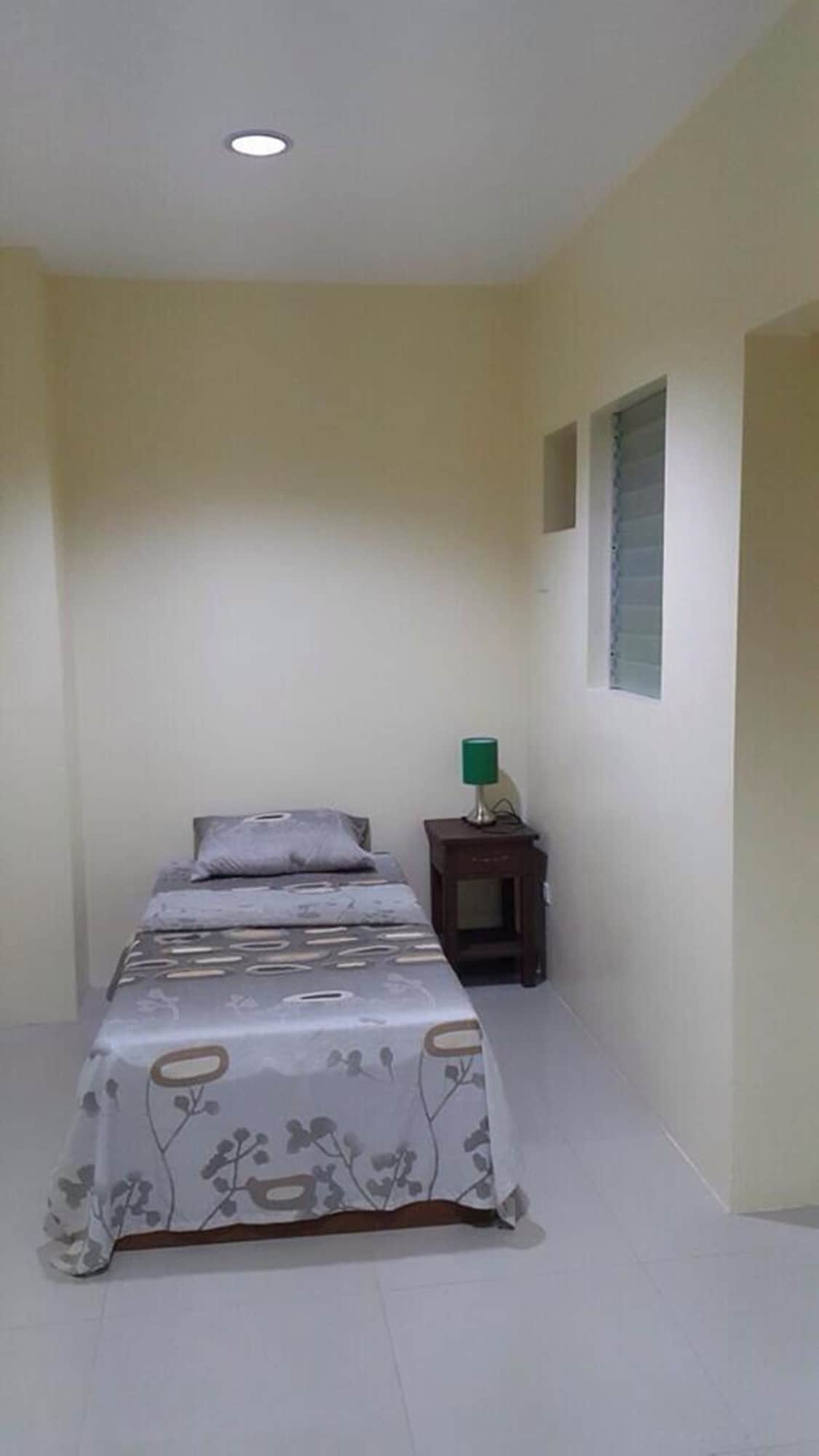 Фото RedDoorz near New Government Center