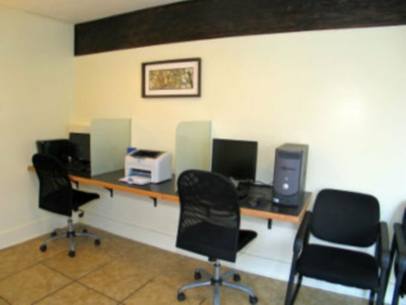 Фото Days Inn by Wyndham Kelowna