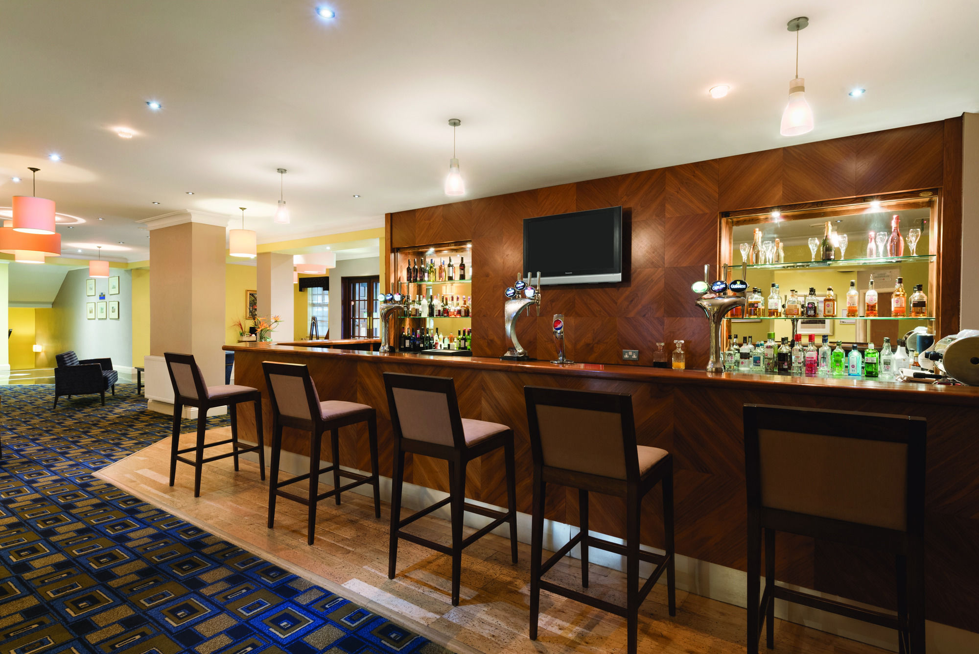Фото Ramada by Wyndham Loughborough Hotel