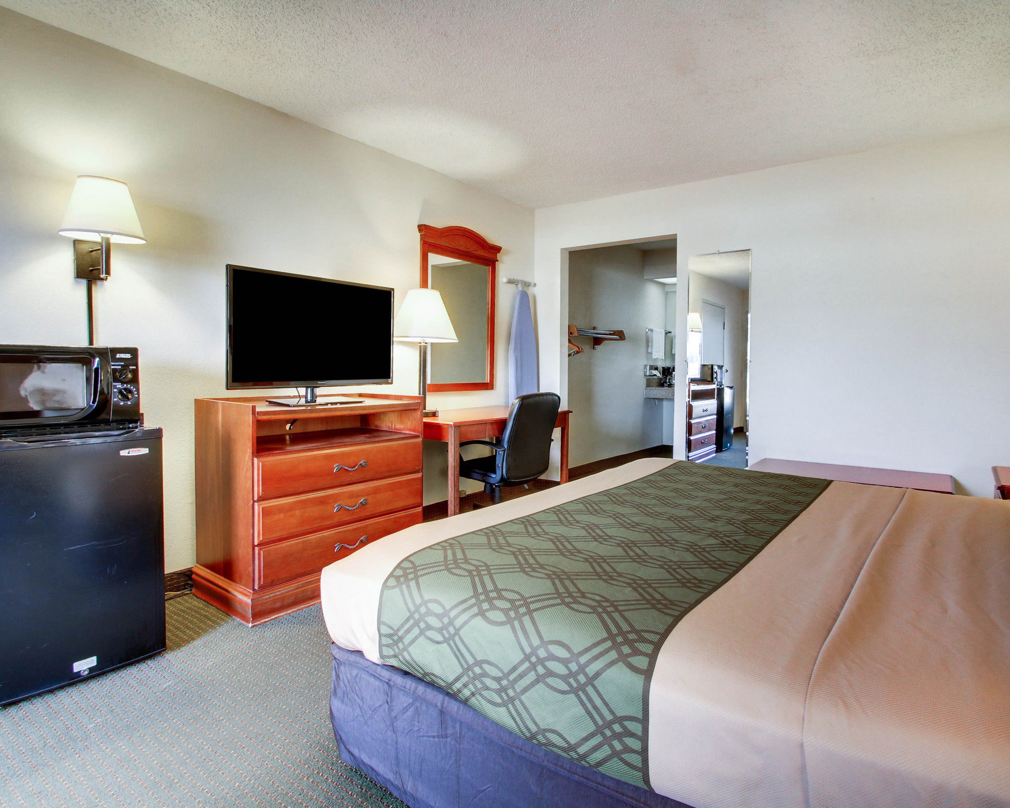 Фото Econo Lodge Inn & Suites